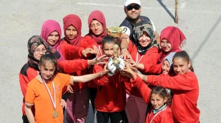 K&ouml;y Okulu Kızları Tabuları 'futsal' Ile Yıktı