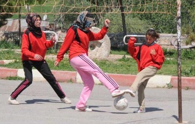 Köy Okulu Kızları Tabuları 'futsal' Ile Yıktı