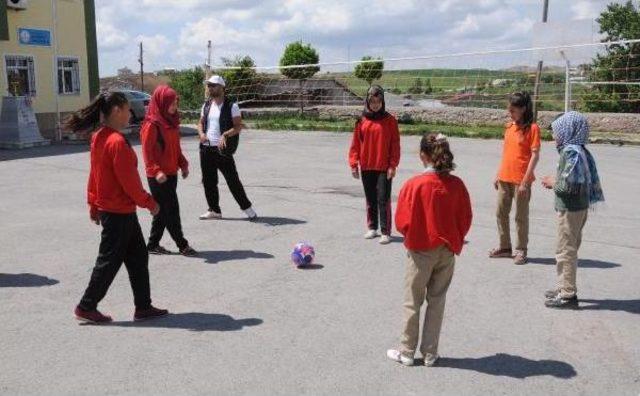 Köy Okulu Kızları Tabuları 'futsal' Ile Yıktı