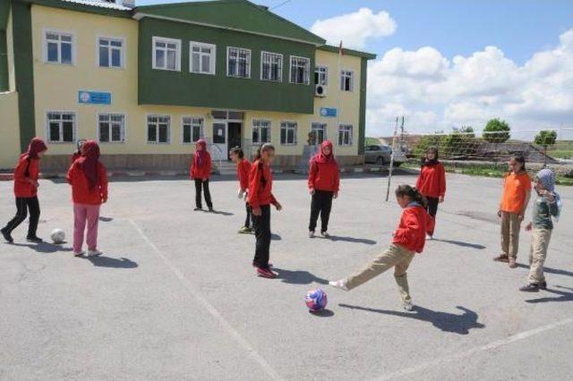 Köy Okulu Kızları Tabuları 'futsal' Ile Yıktı