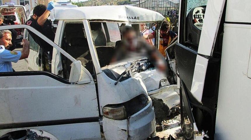 Kaza Yapan Ara&ccedil;ta Sıkışan S&uuml;r&uuml;c&uuml;y&uuml; İtfaiye Kurtardı