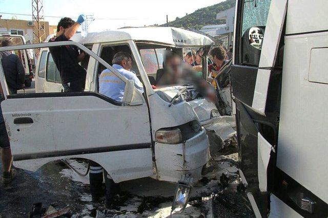 Kaza Yapan Ara&ccedil;ta Sıkışan S&uuml;r&uuml;c&uuml;y&uuml; İtfaiye Kurtardı 1