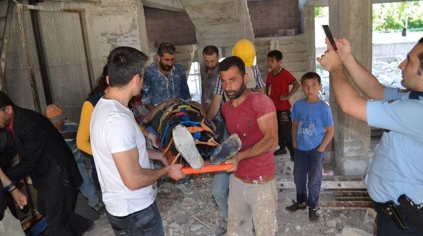 Asans&ouml;r Boşluğuna D&uuml;şen İş&ccedil;i Yaralandı