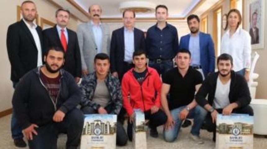 Şampiyon G&uuml;reş&ccedil;iler &Ouml;d&uuml;llendirildi