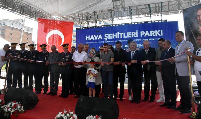 İzmir'de şehit pilotlar anısına yapılan park açıldı