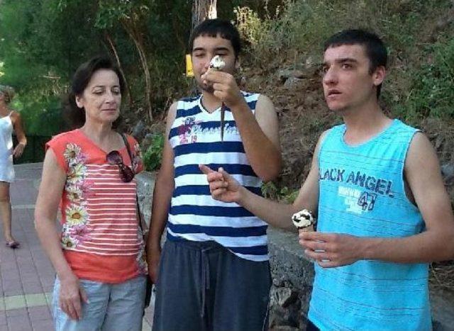 Profesör Anne, Otistik 2 Oğlunu Döven Öğretmenleri Hapis Ve Tazminata Mahkum Ettirdi 3