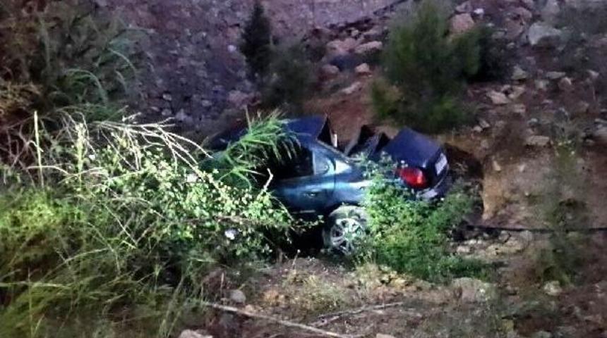 Otomobil U&ccedil;uruma Yuvarlandı: 1 &Ouml;l&uuml;, 1 Yaralı