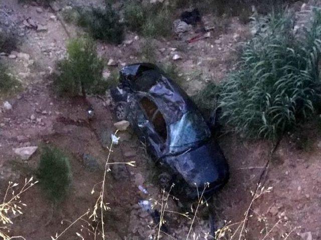 Otomobil U&ccedil;uruma Yuvarlandı: 1 &Ouml;l&uuml;, 1 Yaralı 1