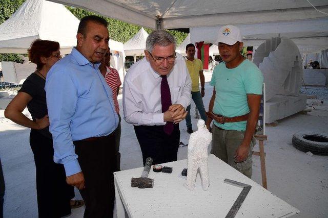 &Ouml;zg&uuml;rl&uuml;k Heykellerine Yoğun İlgi 1