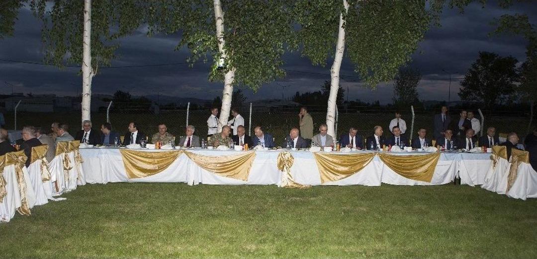 Atat&uuml;rk &Uuml;niversitesinden Erzurum Protokol&uuml;ne İftar Yemeği