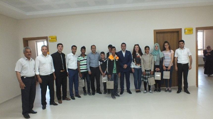 Başarılı &Ouml;ğrenciler &Ouml;d&uuml;llendirildi