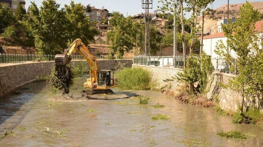 Darende Belediyesi Tohma &Ccedil;ayında Temizlik Yaptı