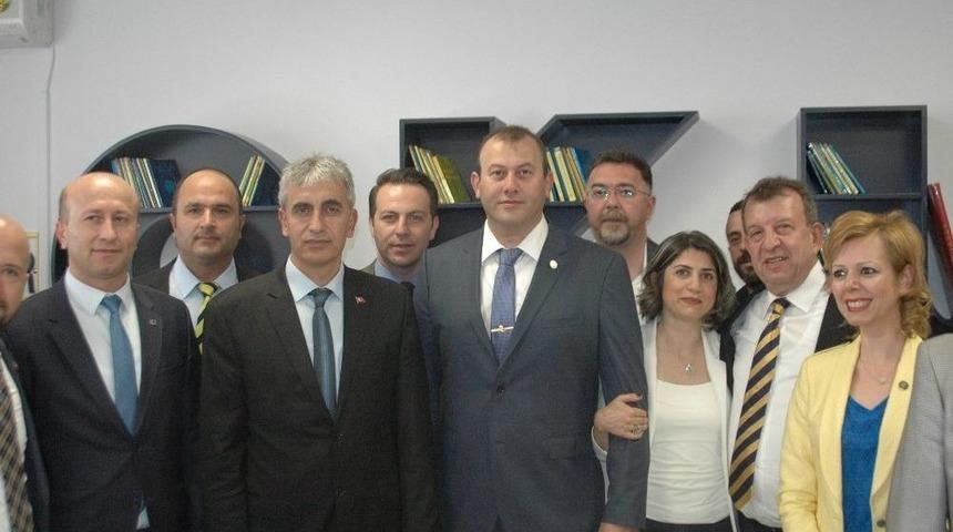 Fenerbahçeli İş Adamlarından Ortaokula Kütüphane Desteği