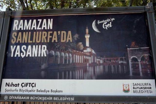 Diyarbakır'da Bilboardlara Asılan, 'ramazan Şanlıurfa'da Yaşanır' Afişlerine Tepki 