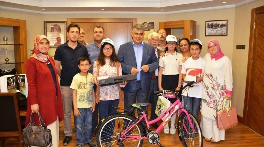 Başkan &Ouml;zg&uuml;ven, Kitap Okuma Yarışmasında Dereceye Girenleri &Ouml;d&uuml;llendirdi