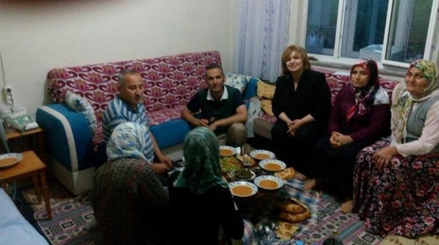 Ak Partili Y&ouml;neticiler Vatandaşın İftar Sofrasına Konuk Oluyor