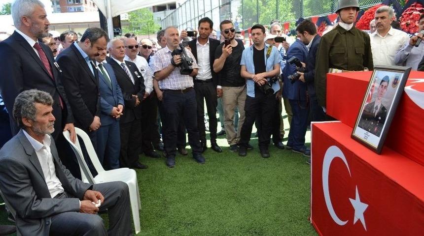 Ordu Şehidini Bağrına Bastı