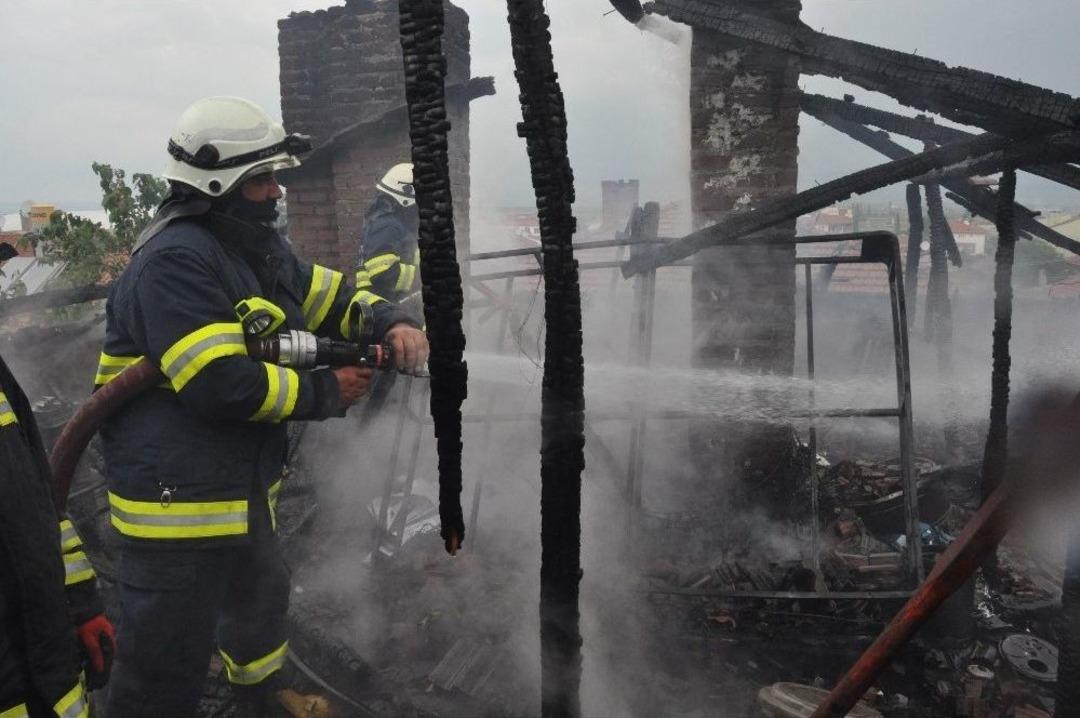 Eskişehir&rsquo;de İki Katlı Eve Yıldırım D&uuml;şt&uuml;