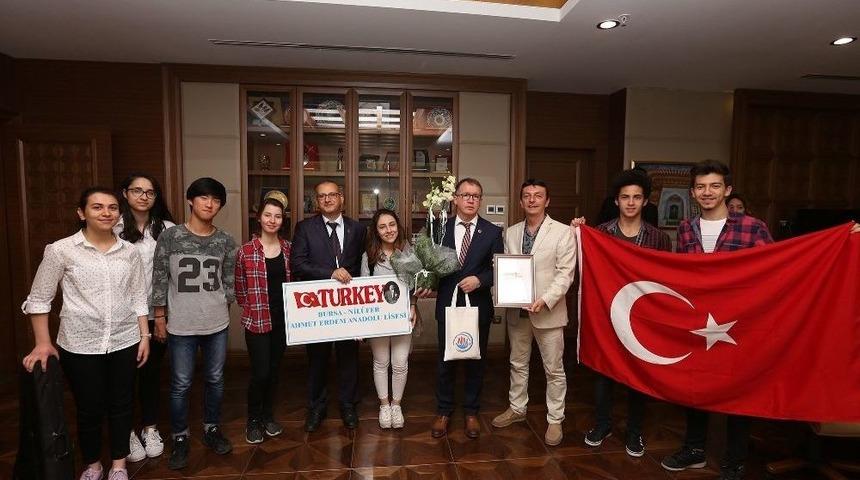 &Ouml;ğrencilerden &lsquo;kemanlı&rsquo; Teşekk&uuml;r