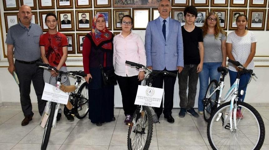 Başkan Kale, İncirliova&rsquo;nın Teog Birincilerini &Ouml;d&uuml;llendirdi