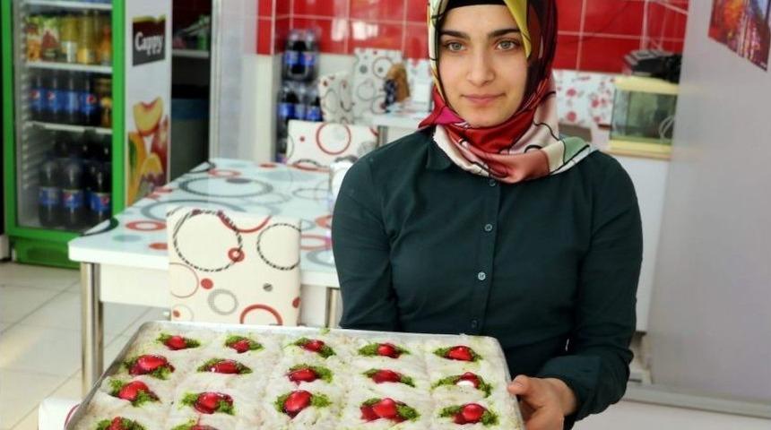 Yozgat&rsquo;ta G&uuml;lla&ccedil; Tatlısı Sadece Ramazan Ayında Sofraları S&uuml;sl&uuml;yor