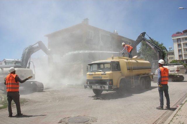 Bingöl’de 1971 Depremi Sonrasında Yapılan Deprem Konutları Yıkılıyor