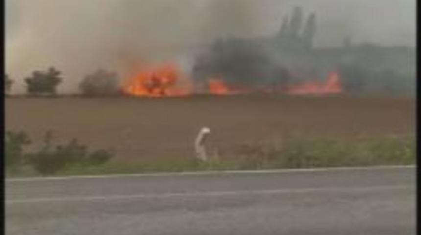 Hasat Edilmeye Hazır Ekin Tarlası Cayır Cayır Yandı