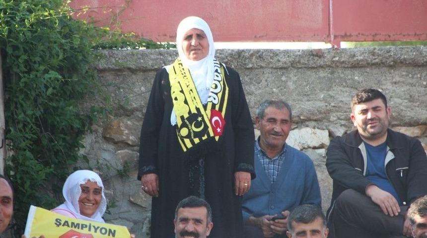 70 Yaşındaki Teyze K&ouml;y Futbol Takımının Hi&ccedil;bir Ma&ccedil;ını Ka&ccedil;ırmıyor