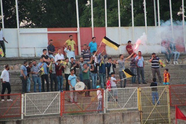 70 Yaşındaki Teyze Köy Futbol Takımının Hiçbir Maçını Kaçırmıyor 1