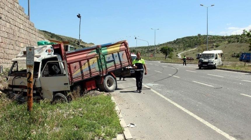 Kamyonet İle Minib&uuml;s &Ccedil;arpıştı: 6 Yaralı