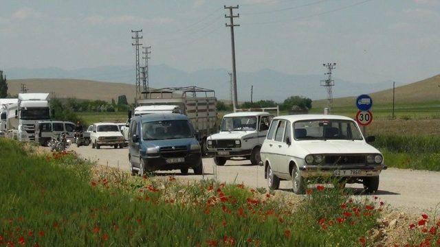 Kum Kamyonlarına Tepki Gösteren Vatandaşlar Yol Kapattı