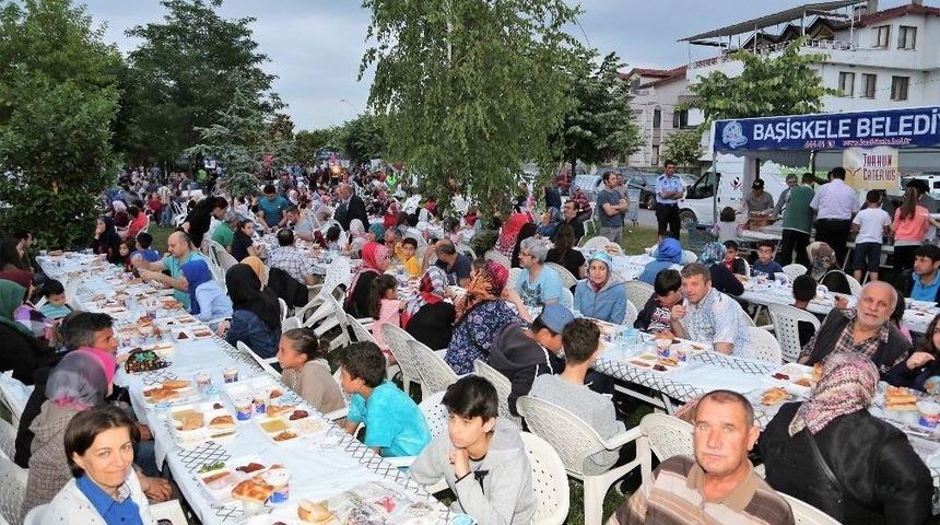 4 Bin Vatandaş Başiskele Sahili&rsquo;nde İftarını A&ccedil;tı