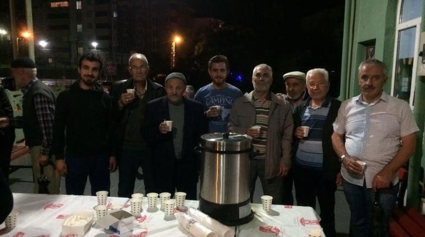 Teravih Namazı Sonrası &Ccedil;aylar Ak Gen&ccedil;lerden