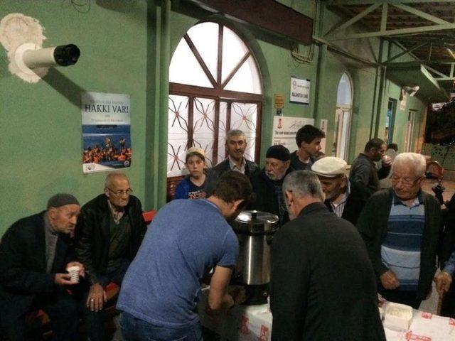 Teravih Namazı Sonrası Çaylar Ak Gençlerden