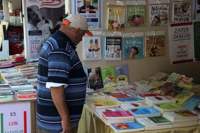 Sakarya’da Ramazanların Vazgeçilmez Kitap Sokağı Oldu