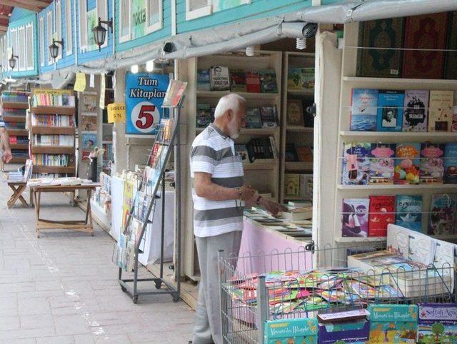 Sakarya’da Ramazanların Vazgeçilmez Kitap Sokağı Oldu