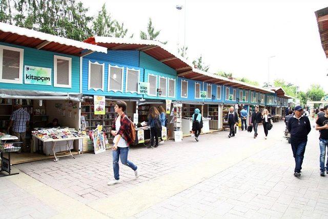 Sakarya’da Ramazanların Vazgeçilmez Kitap Sokağı Oldu