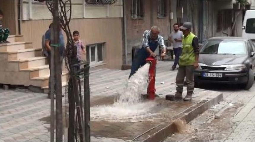 Sultangazi'nin Bu Sokağında Yağmur Yağmadan Evleri Su Bastı