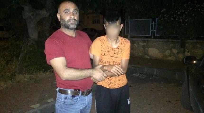 Motorunu &Ccedil;alan Hırsızları Yakalayarak Polise Teslim Eti