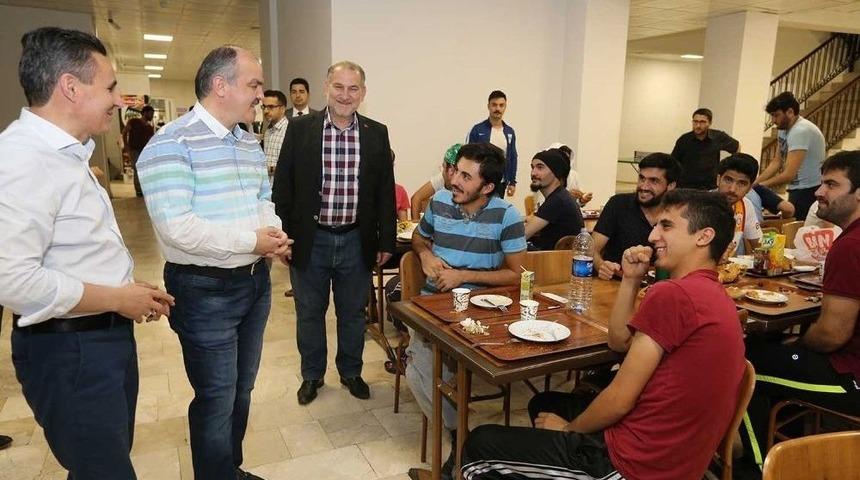 Başkan G&uuml;rlesin &Ouml;ğrencilerle Sahur Yaptı