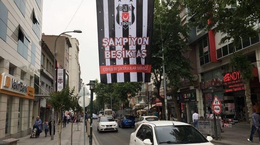 Şampiyon Beşiktaş&rsquo;ın Bayrakları &Ccedil;orlu Sokaklarında