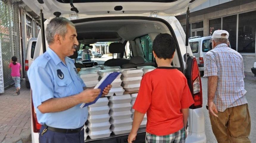 Yardıma Muhta&ccedil; Ailelere İftar Yemekleri Dağıtılıyor