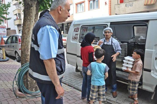 Yardıma Muhtaç Ailelere İftar Yemekleri Dağıtılıyor