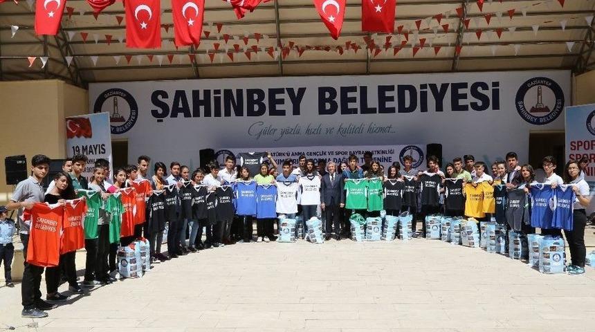 Karnelerini G&ouml;steren &Ouml;ğrencilere Ayakkabı Hediyesi