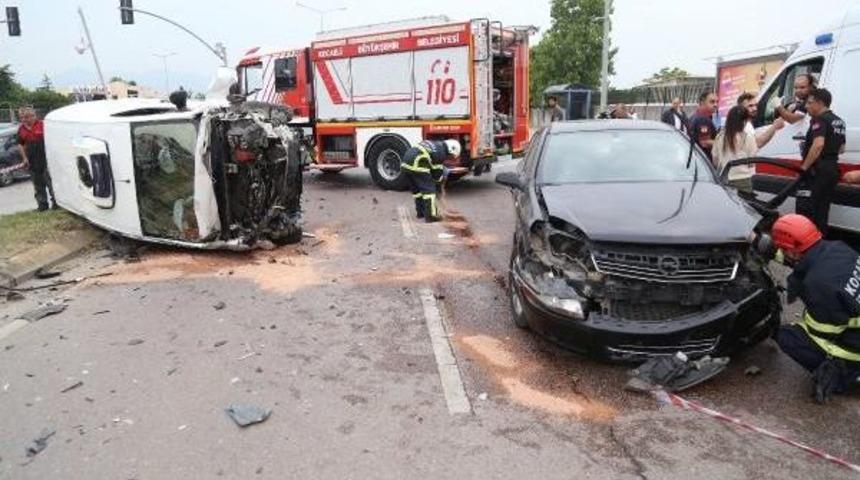 Hafif Ticari Ara&ccedil; Otomobile &Ccedil;arptı: 2 Yaralı