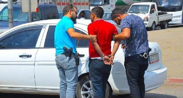 Otomobiliyle Refüje Çıkan Sürücü Polise Zor Anlar Yaşattı