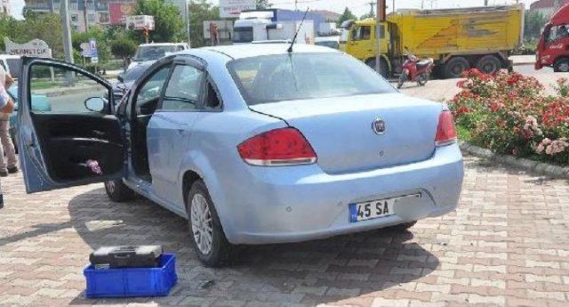 Otomobiliyle Refüje Çıkan Sürücü Polise Zor Anlar Yaşattı