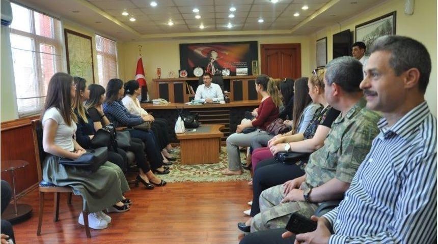 &Ouml;ğretmenler Korosu Kaymakam Gencer&rsquo;i Ziyaret Etti