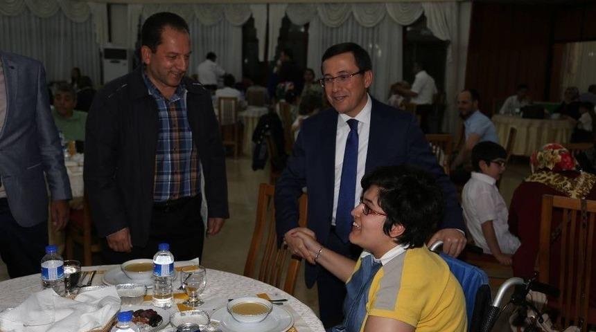 Rekt&ouml;r Kızılay &Ouml;zel &Ccedil;ocuklarla İftarda Bir Araya Geldi