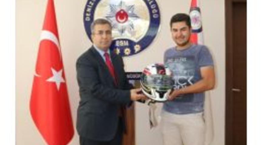 &Ouml;nce Trafik Cezası Yazıldı Ardından Kask Hediye Edildi